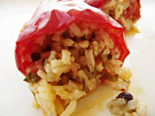 Kırmızı Biber Dolması Tarifi ve Malzemeleri